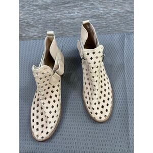 Musse&Cloud Boots Womens Size 8 Beige Leather Cutout Ankle Booties Hook & Loop